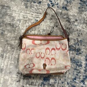 Coach M3u-7028 Pink & Cream
Signature Hamptons Clip Hobo Small
Shoulder Bag